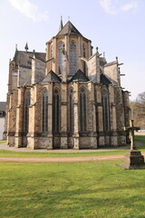 Fototapeta premium Blick auf die Klosterkirche der ehemaligen Zisterzienserabtei Altenberg in der Gemeinde Odenthal in Nordrhein-Westfalen 