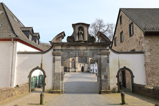 Eingangsportal zur ehemaligen Zisterzienserabtei Altenberg in der Gemeinde Odenthal in Nordrhein-Westfalen	