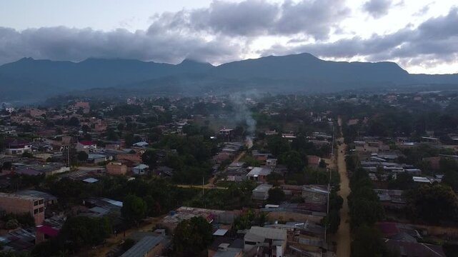 Vista panor&aacute;mica de pueblo en la selva
