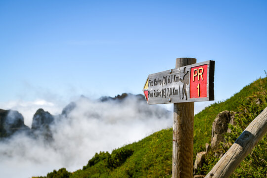 Wooden PR1 trail signpost pointing to Pico Ruivo