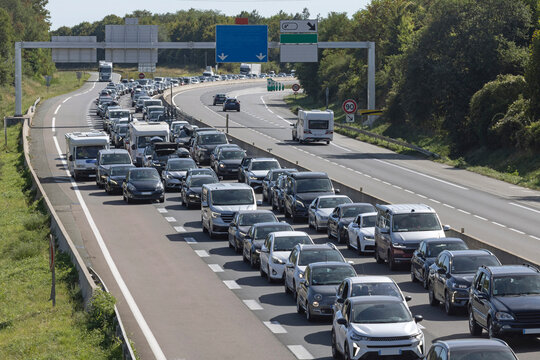 Embouteillage au retour de vacances sur une autoroute	