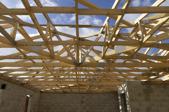 Construction d'une charpente en bois d'une maison	