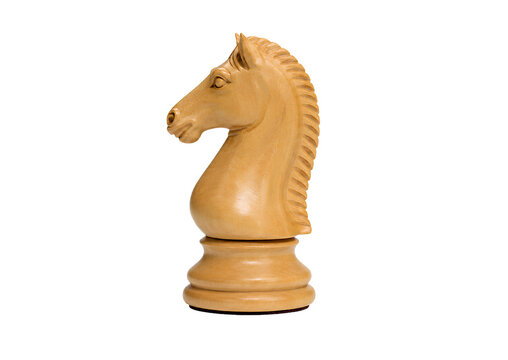 Cavalier d'&eacute;checs en bois isol&eacute; sur fond blanc