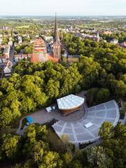 Nowoczesny amfiteatr miejski w parku Chrobrego z lotu ptaka, Stargard, Zachodniopomorskie, Polska © Marek
