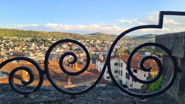 La basse ville du Puy-en-Velay vu &agrave; travers les arceaux m&eacute;talliques du parvis de la cath&eacute;drale Notre-Dame-du-Puy (Auvergne)
