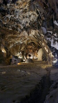 Le fameux "tombeau de Pyr&egrave;ne" de la grotte de Lombrives vu depuis l'un des bouts de la galerie souterraine (Pyr&eacute;n&eacute;es ari&eacute;geoises)