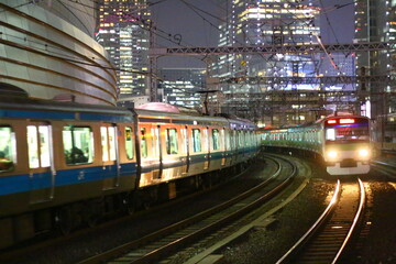 Naklejka premium 夜の都会を行き交う通勤電車