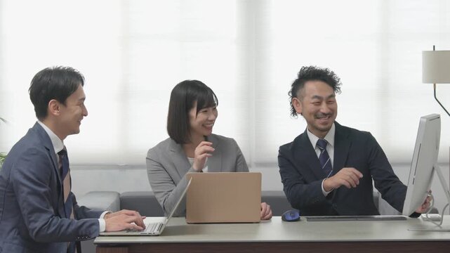 会議をするビジネスマン3人