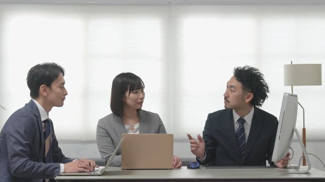 会議をするビジネスマン3人