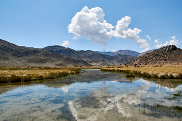 Fototapeta premium Crystal Clear Mountain Lake Reflecting Clouds and Peaks