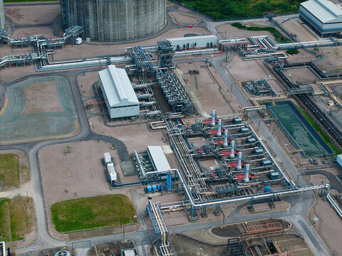 Aerial view of Grain LNG terminal featuring an intricate network of industrial pipelines, storage tanks, and processing facilities in Wallend, England, United Kingdom.