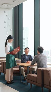 店内で接客する飲食店店員