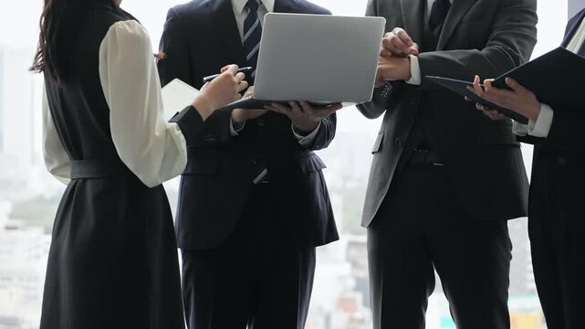 オフィスで会話するビジネスパーソンのグループ