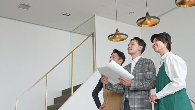 改装、内装、設計、建築、リフォーム、店舗、相談、打ち合わせ、工事、内見、インテリア、修理、天井、空調、照明、コーディネーター、デザイン、職人、チームワーク、作業員、店員、飲食店、指示、点検、メンテナンス、検査、チェック、確認、修繕、設計士、建築士、見積もり、施工、建物、不動産、業者、女性、作業服、男性、日本人、仕事、レストラン、室内、グループ、依頼、注文、60p、設計図、内覧、人物