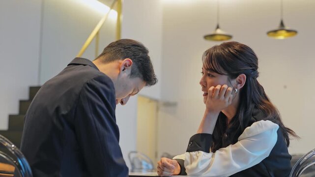 ロビーで口論するカップル