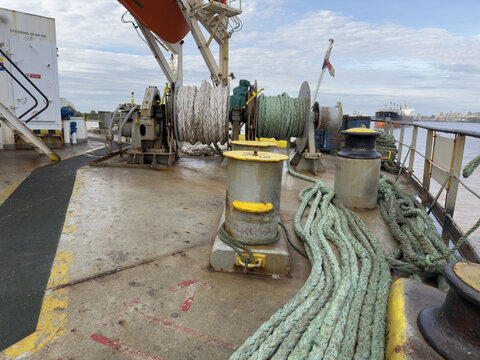 ropes at ship aft mooring station ready for berthing