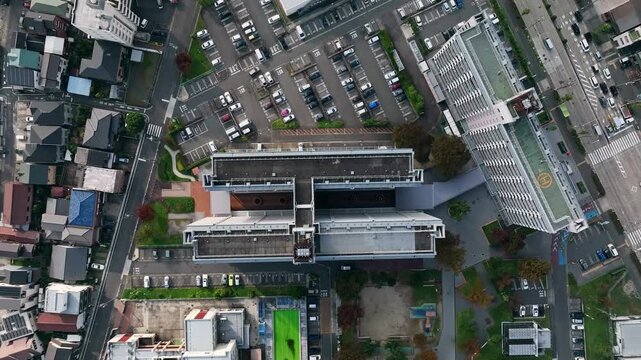 都市、建設、真俯瞰、ドローン、空撮、マンション、施設、学校、校舎、道路、交通、俯瞰、展望、パノラマ、ハイアングル、鳥瞰図、風景、景観、景色、上から見た、見下ろす、社会、現代、都会、不動産、建築、ビル、日本、町並み、街、ソーラーパネル、屋上、ヘリポート、屋根、公園、行政、公共、地方、自治体、地域、ビジネス、産業、インフラ、モビリティ、自動車、クルマ、住宅、自然、駐車場
