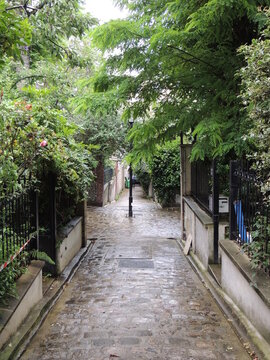 Hidden alley in Paris - Montmartre