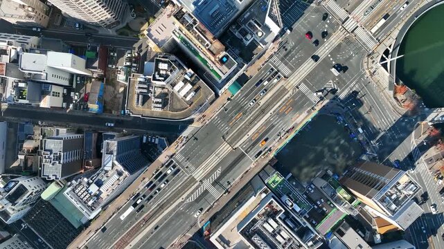 都市と道路の風景の真俯瞰ドローン空撮