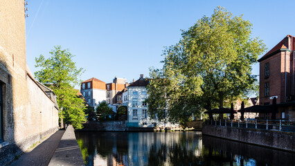 Obraz premium Quiet Canal Walkway in Bruges, Belgium
