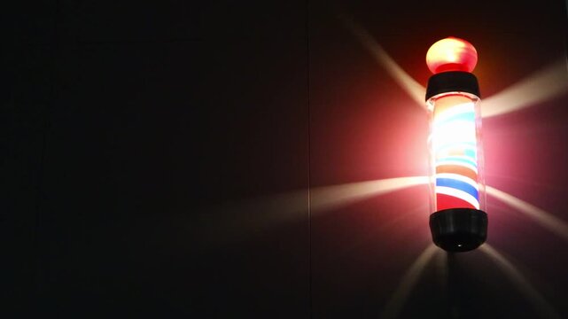 The barbershop light rotates and emits light.이발소의 표시등이 회전하면서 빛을 냅니다.