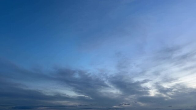 澄んだ深い青空と柔らかな灰色の雲が対比する空模様