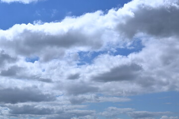 Obraz premium 曇天の空、雲 / Heavy gray clouds covering the overcast sky