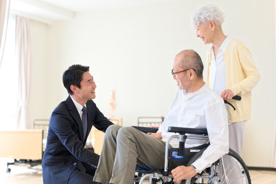 車椅子の説明をする福祉用具専門相談員