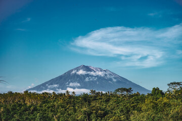 Fototapeta premium Majestic Mount Agung Volcano Landscape with Lush Green Forest in Bali