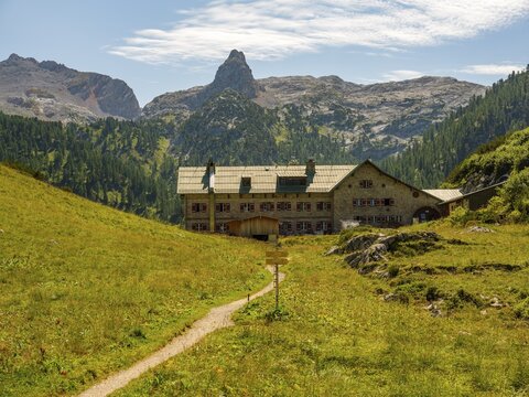 K&auml;rlinger Haus, in the back Schottmalhorn and the Steinerne Meer, Berchtesgaden National Park, Sch&ouml;nau am K&ouml;nigssee, Berchtesgadener Land, Upper Bavaria, Bavaria, Germany