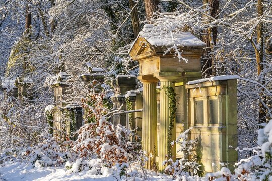 Grave walls in the snow, S&uuml;dwest-Kirchhof, historic cemetery in Stahnsdorf, Potsdam-Mittelmark, Brandenburg, Germany