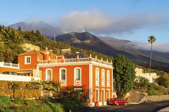 Historic Canarian house, in the back the crater of the new volcano Tajogaite from the eruption 2021, Tajuya, Island of La Palma, Canary Islands, Spain