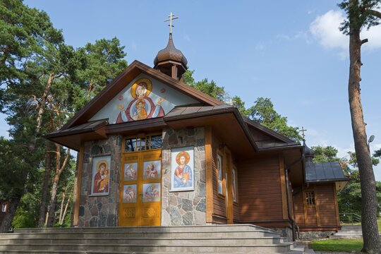 Orthodox wooden church with icons on the fa&ccedil;ade, surrounded by trees, Orthodox Church of the Transfiguration, on the holy mountain Grabarka, most important Orthodox pilgrimage site in Poland, Grabarka, Powiat Siemiatycze, Podlaskie Voivodeship, Podlaskie, Poland