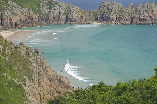 T&uuml;rkisfarbenes Meer zwischen steilen Klippen und gr&uuml;ner Landschaft, Porthcurno, St Levan, Cornwall, Gro&szlig;britannien