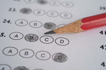 Obraz premium Answer sheets with pencil drawing fill to select choice, education concept.