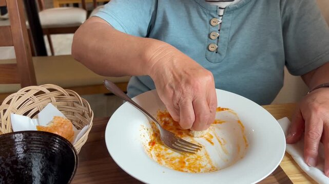 ランチを完食する高齢者