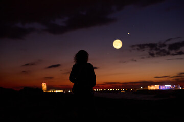 Obraz premium Woman observing stars, planets, Moon and other celestial objects.