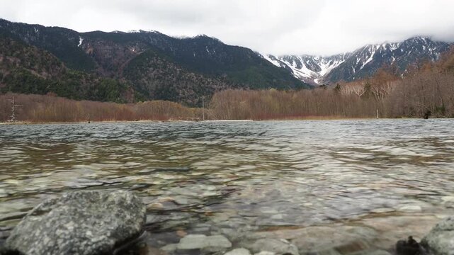 春の観光名所上高地の大正池と雪化粧の焼岳の風景