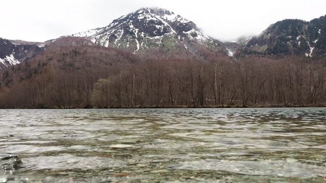 春の観光名所上高地の大正池と雪化粧の焼岳の風景