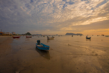 Obraz premium Prachuap Bay, lined with longtail boats of fishermen in Prachuap Khiri Khan province, is a fishing hub and one of the most beautiful scenic spots in Thailand.