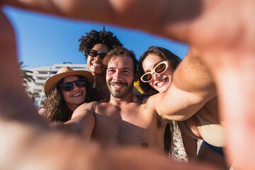 Obraz premium Young diverse friends enjoying summer beach selfie