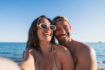 Fototapeta premium Happy young couple enjoying summer holidays on beach