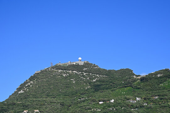 Une boule blanche au sommet du rocher de Gibraltar