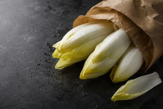 Endives belges en nature morte sombre et &eacute;l&eacute;gante