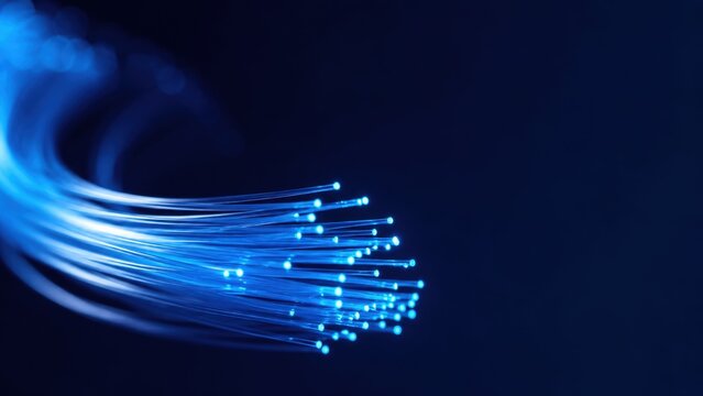 Brins de fibre optique lumineux en mouvement sur fond sombre