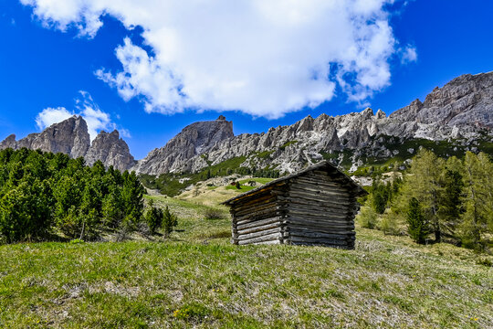 Gr&ouml;dner Joch, Dolomiten, Grosse Cirspitze, Kleine Cirspitze, Naturpark, Passh&ouml;he, Bergbahn, Val Gardena, Bergstrasse, Gr&ouml;den, S&uuml;dtirol, Fr&uuml;hling, Sommer, Italien