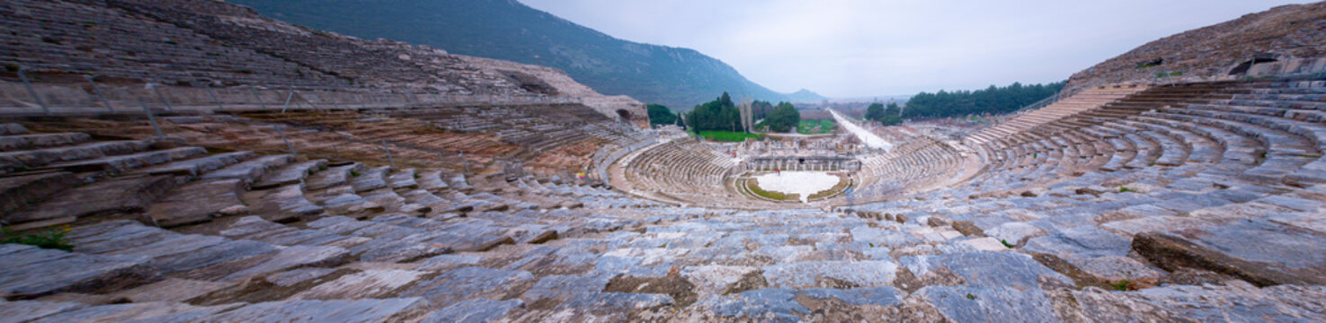 With a history stretching back to 7000 BC, Ephesus played a significant role in science, culture, and art, making it one of the most important metropolises of the ancient world.