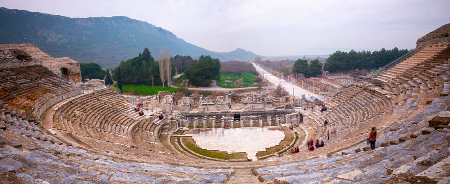 With a history stretching back to 7000 BC, Ephesus played a significant role in science, culture, and art, making it one of the most important metropolises of the ancient world.
