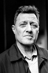 Obraz premium Older man looking at camera with serious expression