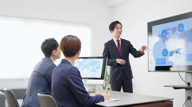 オフィスで会議するビジネスパーソンのグループ